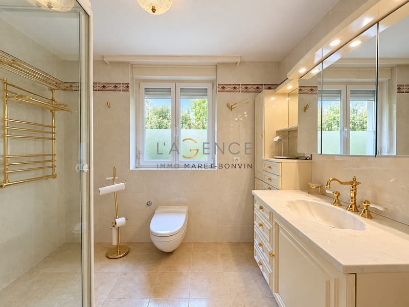 L'ELEGANCE D'UN GRAND CHALET PRIVE FACE AUX ALPES (11)