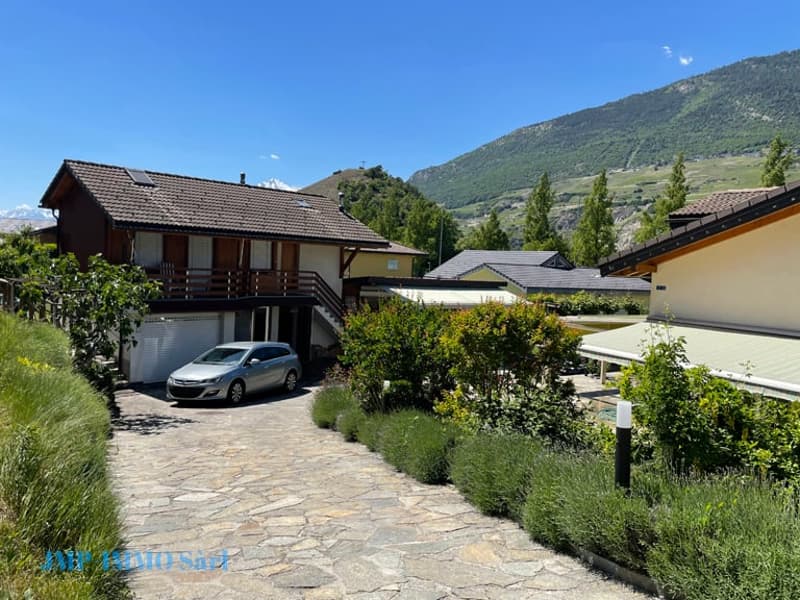Exclusive villa of very good standing in the heart of the village of Granges (4)
