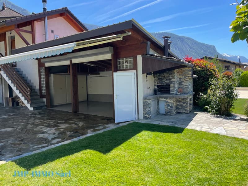 Exclusive villa of very good standing in the heart of the village of Granges (36)