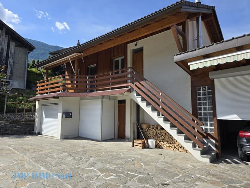 Exclusive villa of very good standing in the heart of the village of Granges (42)