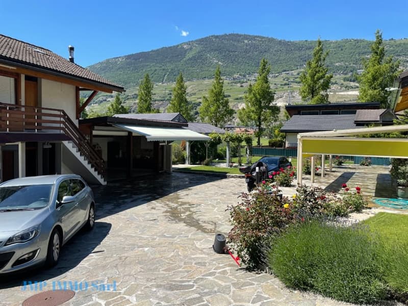 Exclusive villa of very good standing in the heart of the village of Granges (5)