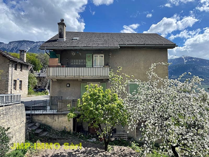 To seize in the heart of the village of Miège (4)