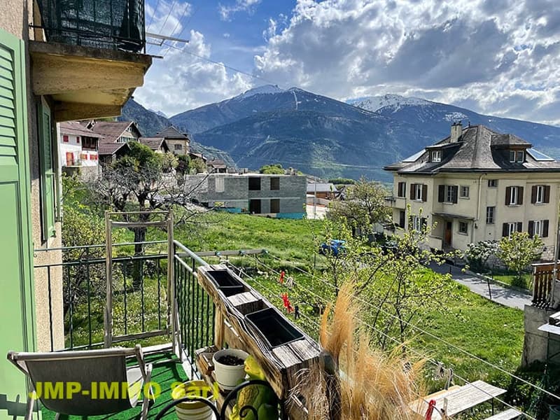 À Saisir au coeur du village de Miège (18)