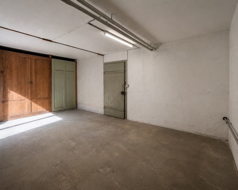 Garage con spazio di stoccaggio & stanza di stoccaggio separata (3)
