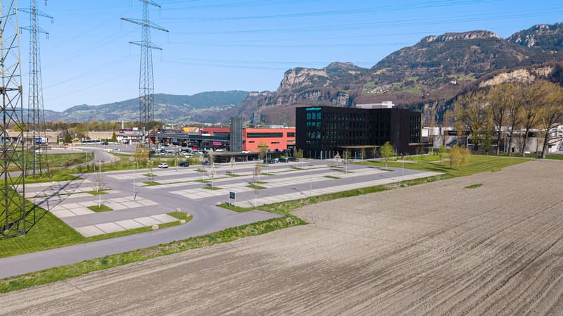 großzügiger Parkplatz direkt am Gebäude