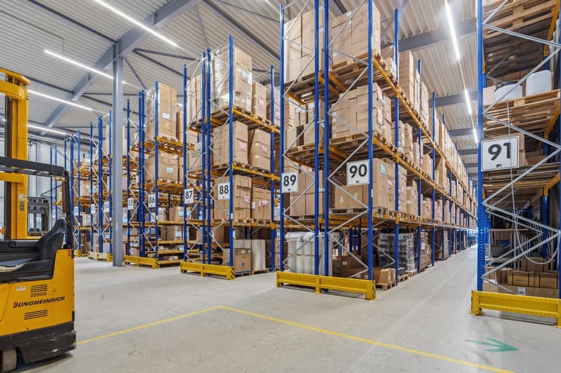 Großzügige Gewerbeimmobilie mit Lager-, Logistik- und Büroflächen (8)