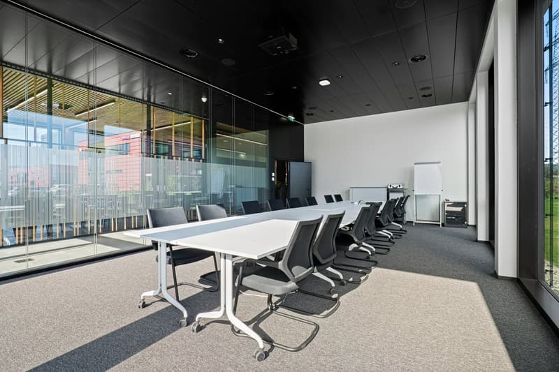 Espaces de bureau frontaliers dans un bâtiment neuf moderne (27)