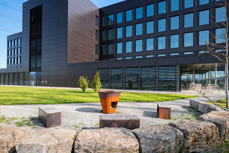 Espaces de bureau frontaliers dans un bâtiment neuf moderne (28)