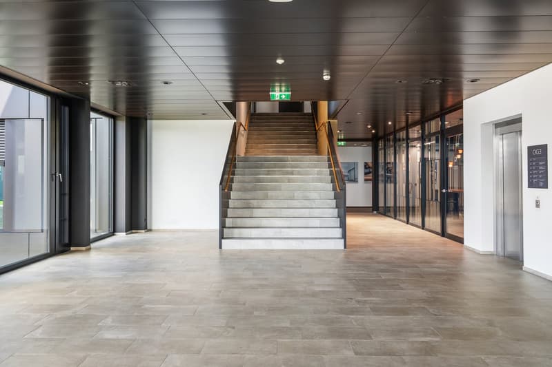 Espaces de bureau frontaliers dans un bâtiment neuf moderne (18)