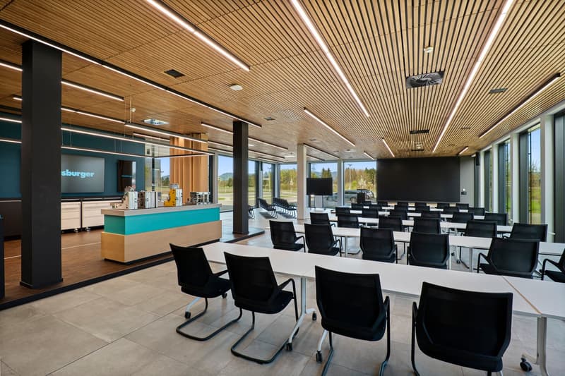 Espaces de bureau frontaliers dans un bâtiment neuf moderne (26)