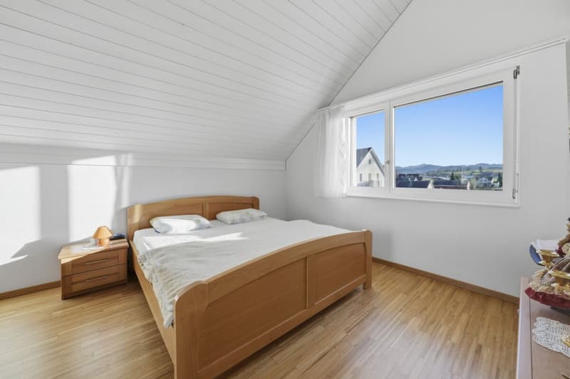 Grosszügige Dachmaisonettewohnung mit viel Licht und drei Balkonen (9)
