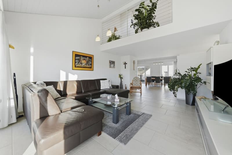Grosszügige Dachmaisonettewohnung mit viel Licht und drei Balkonen (2)