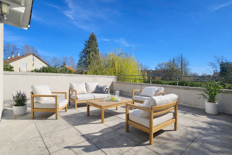 Elegante villa familiare con grande giardino pianeggiante e alto potenziale a Founex (11)