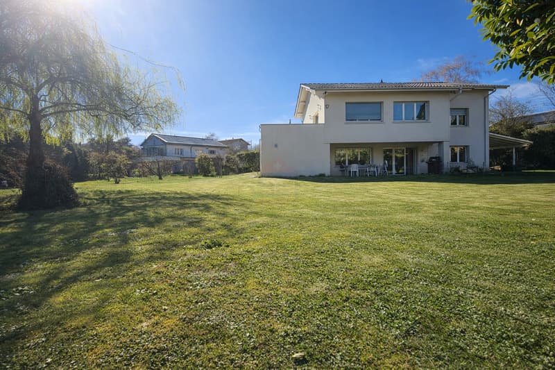 Elegantes Familienhaus mit großem, flachem Garten und hohem Potenzial in Founex (1)
