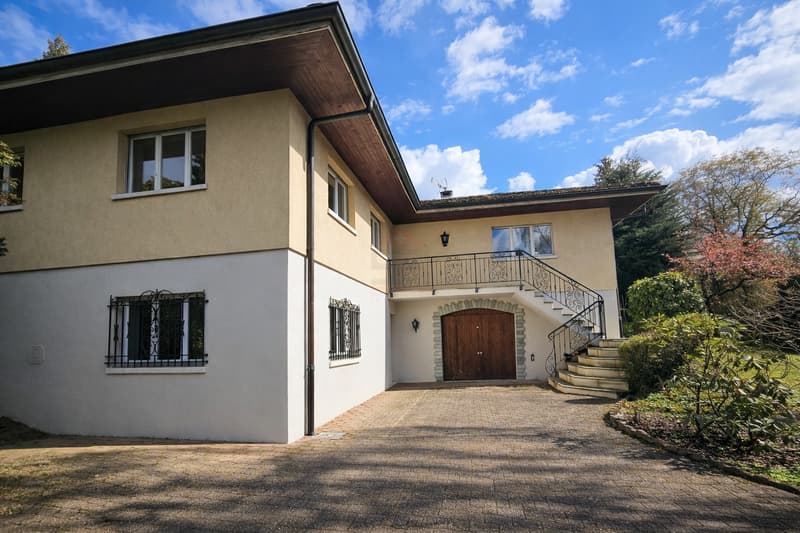 Elegante Villa mit großzügigen Räumen auf 1'088 m² großem, baumbestandenen Grundstück (2)