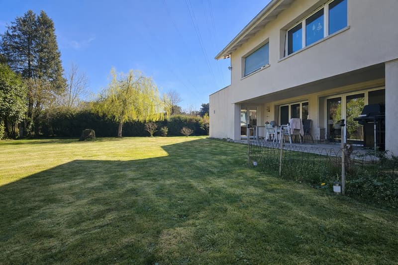 Elegant family villa with large flat garden and great potential in Founex (2)