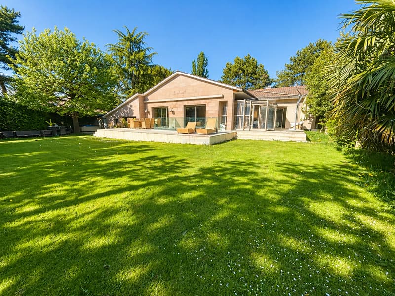 Very beautiful semi-detached villa in a sought-after area of Cologny (1)