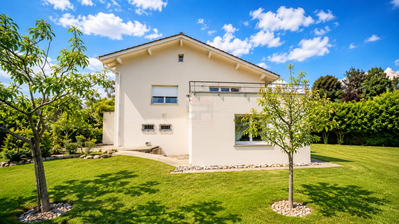 Elegant family villa with large flat garden and great potential in Founex (2)