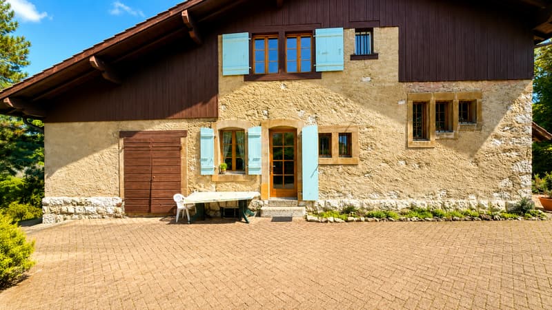 Einzelhaus mit Charakter - Freiblick auf den Salève, großes Volumen und großes Potenzial für Umbauten. (2)