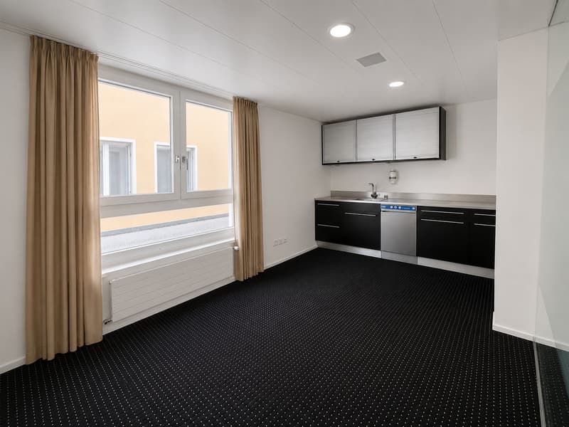 Attractive office space in a commercial property (9)