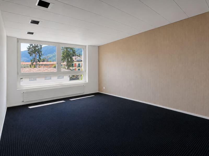 Attractive office space in a commercial property (7)