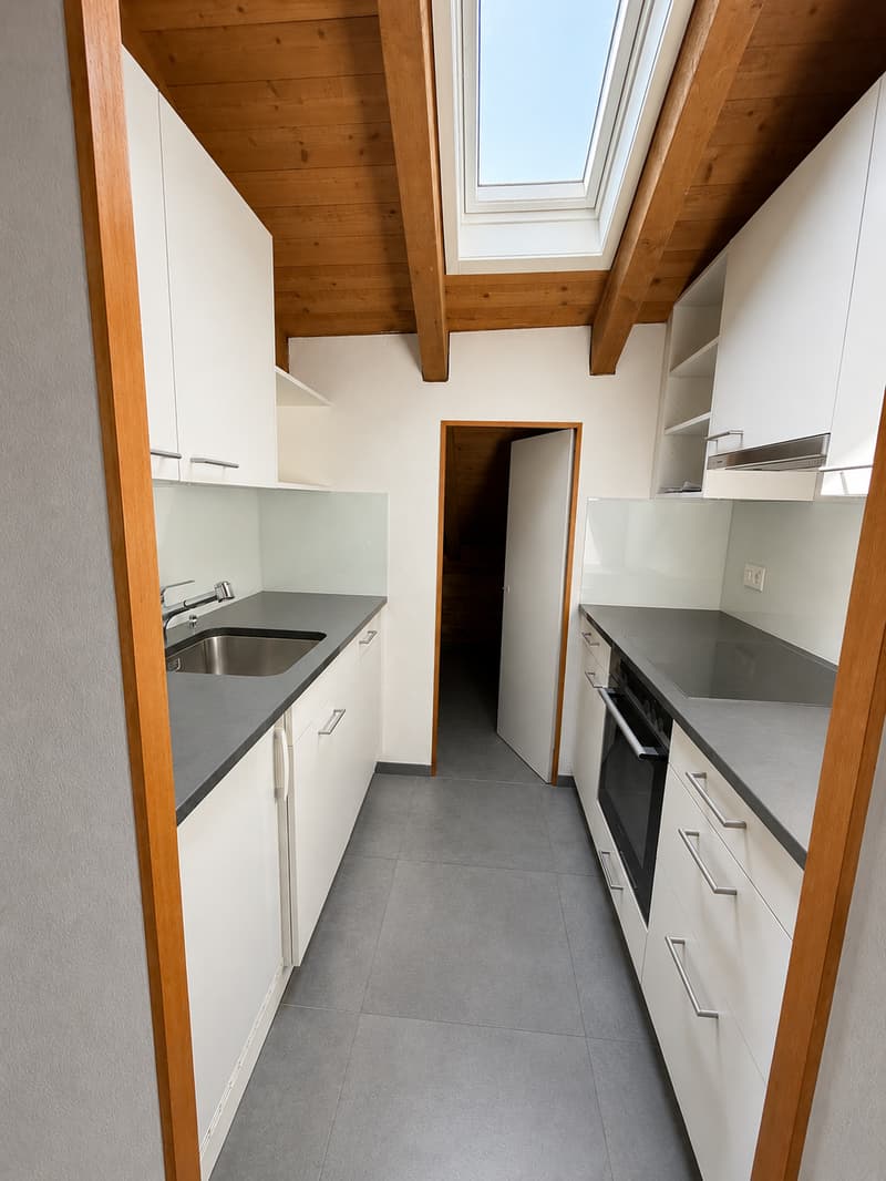 Charmante 1.5-Zimmer-Dachwohnung an der Hauptstrasse in Reinach (2)