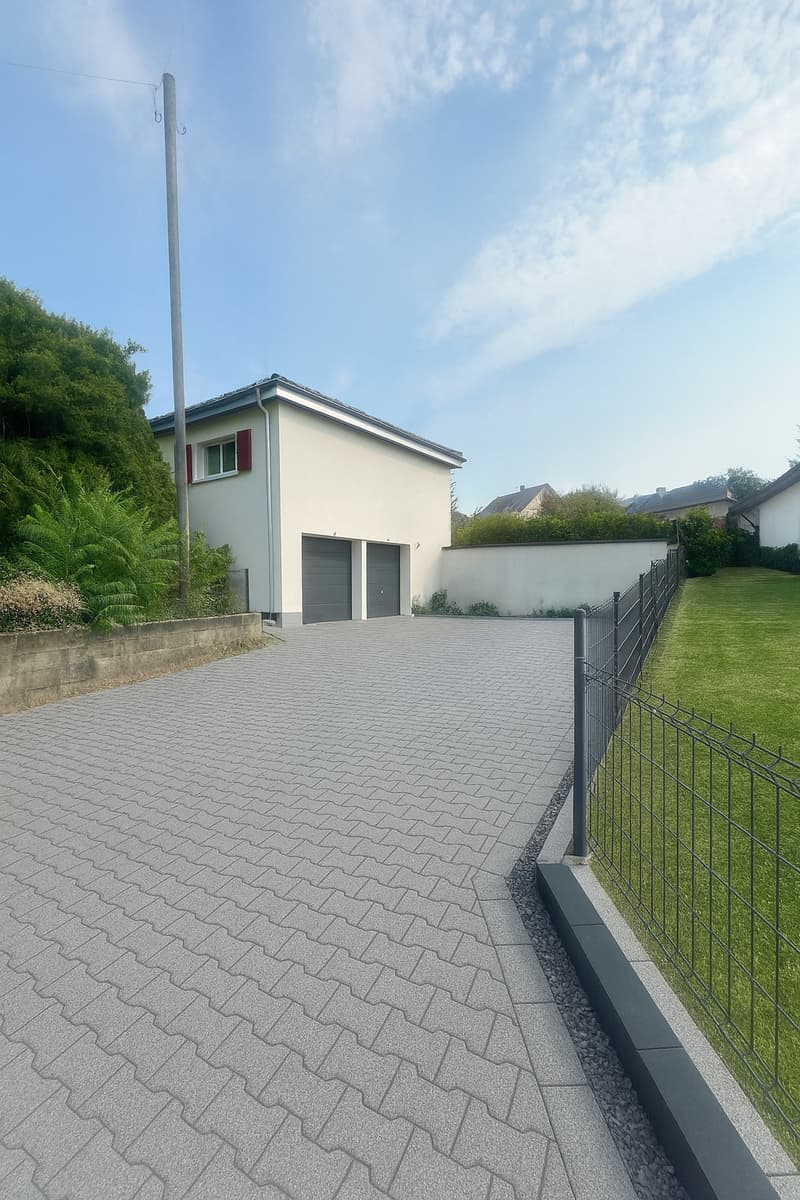 Charming single-family house with 6.5 rooms in a quiet location in Glashuetten (1)