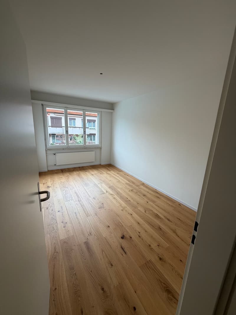 Appartement 3 pièces lumineux avec balcon et piscine à Zürich-Oerlikon (7)