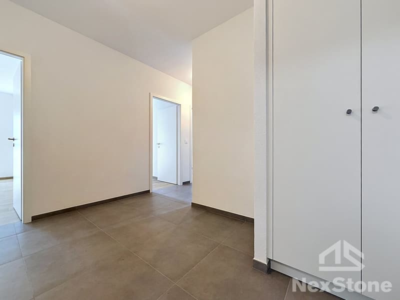 Hall d'entrée avec armoire murale