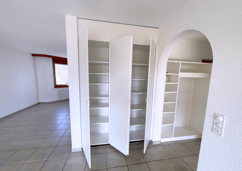 Eingang mit Garderobe und Einbauschränken