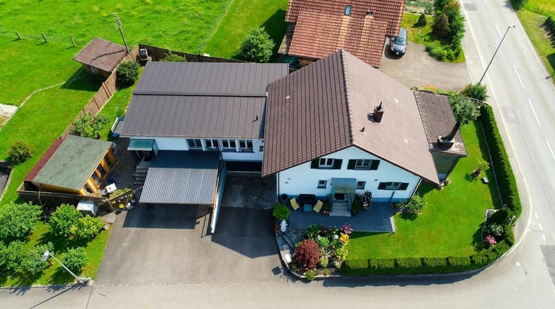 Spacious two-family house with versatile usage possibilities (2)