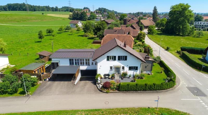 Spacious two-family house with versatile usage possibilities (1)