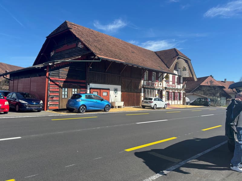 Immeuble résidentiel et commercial rentable, 3 unités, 120 places de parking (2)