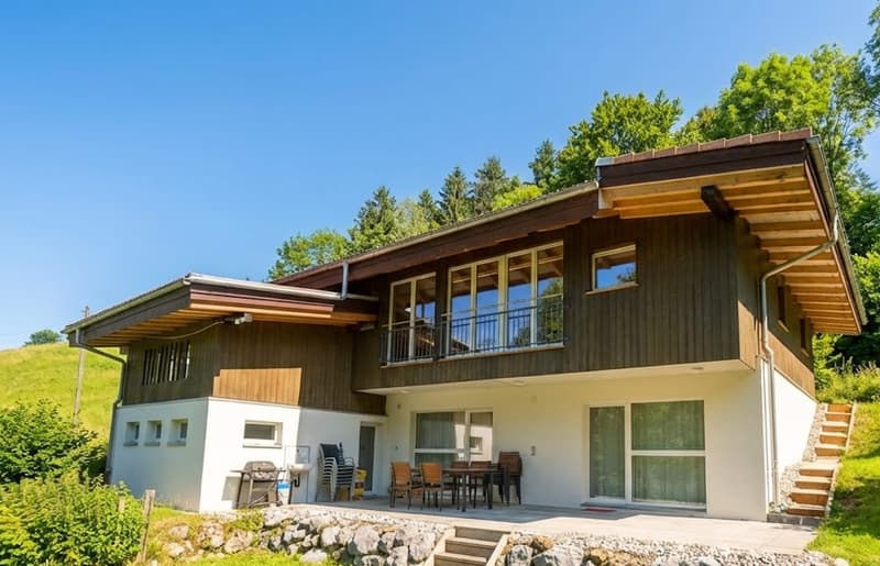 Exklusive Alleinlage mit grossem Umschwung in Goldiwil - sonnig & absolut privat (1)