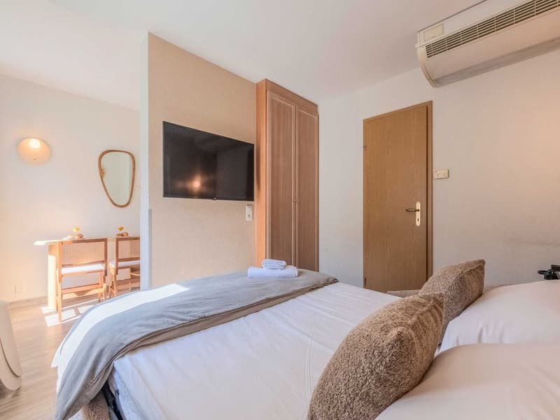 Charming Renovated Studio with Balcony in the Heart of Geneva – Rue Sismondi (15)