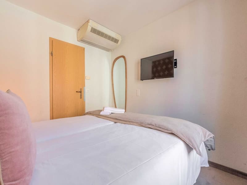 Charming Renovated Studio with Balcony in the Heart of Geneva – Rue Sismondi (13)