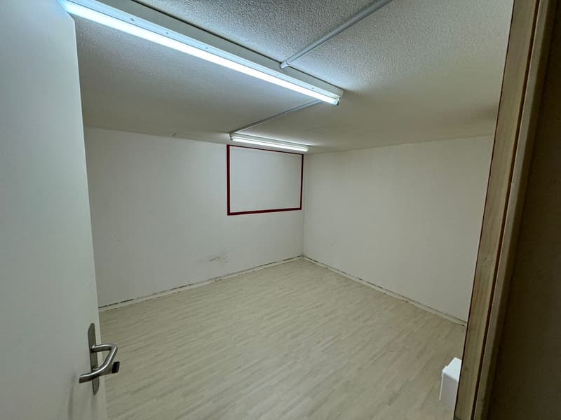 Espace commercial spacieux à louer à Lausen (2)