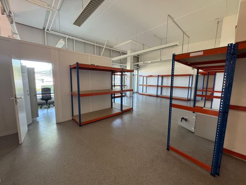 Attractive retail space in the busy center of Dierikon directly on the highway (9)