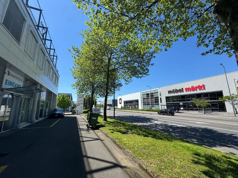 Attractive retail space in the busy center of Dierikon directly on the highway (4)