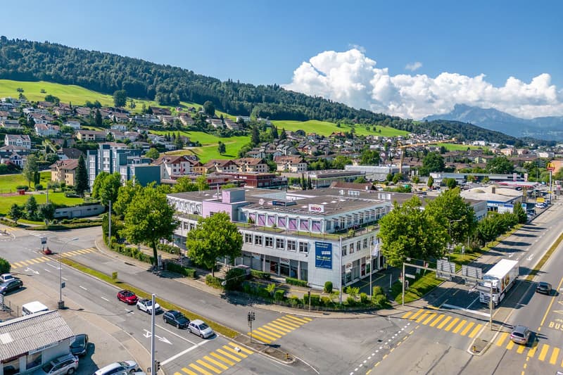 Attractive retail space in the busy center of Dierikon directly on the highway (1)