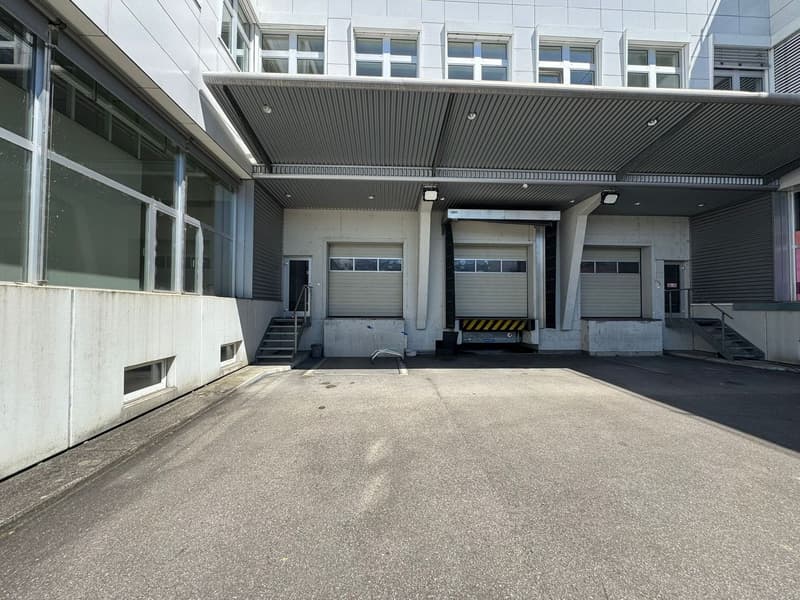 Attractive retail space in the busy center of Dierikon directly on the highway (10)