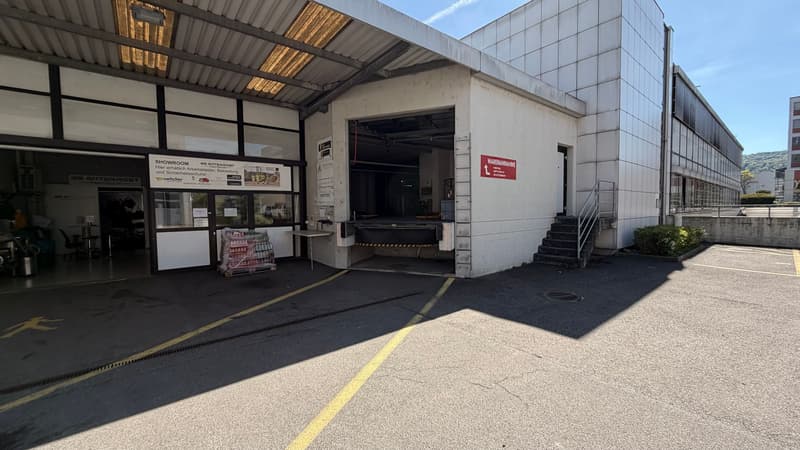 Ampio spazio in affitto in posizione centrale (18)