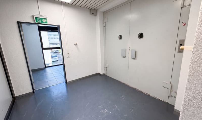Versatile usable rooms in a central location (12)