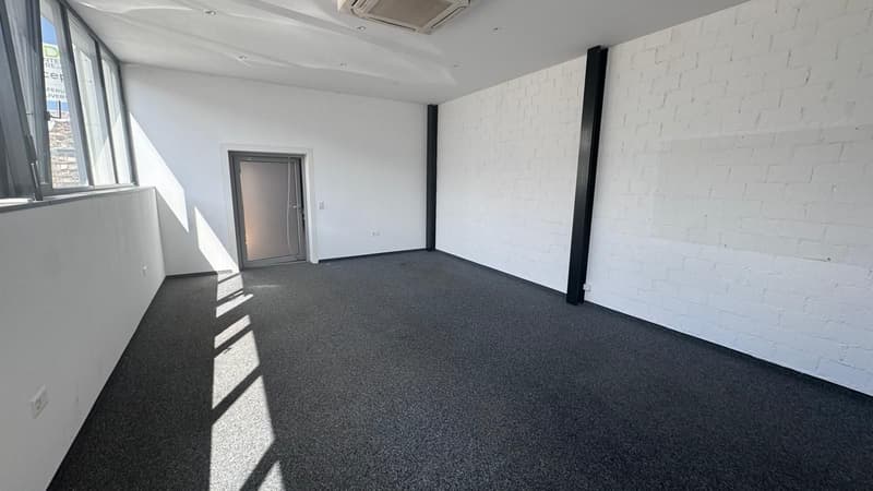 Bureau et espace commercial au rez-de-chaussée à louer (3)