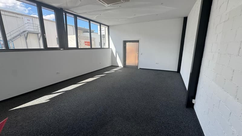 Bureau et espace commercial au rez-de-chaussée à louer (4)