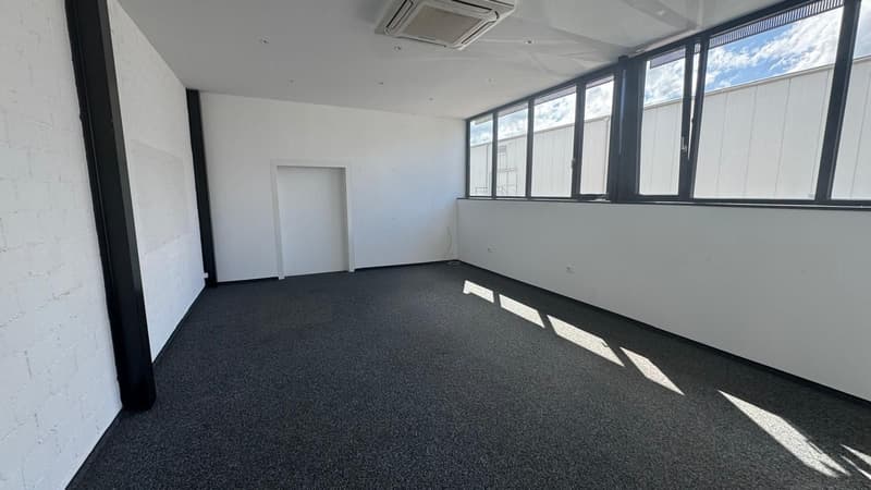 Bureau et espace commercial au rez-de-chaussée à louer (5)