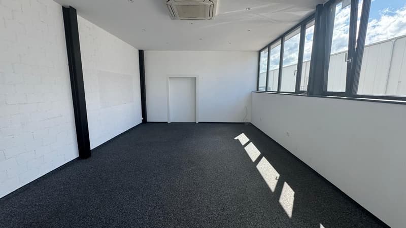 Bureau et espace commercial au rez-de-chaussée à louer (6)