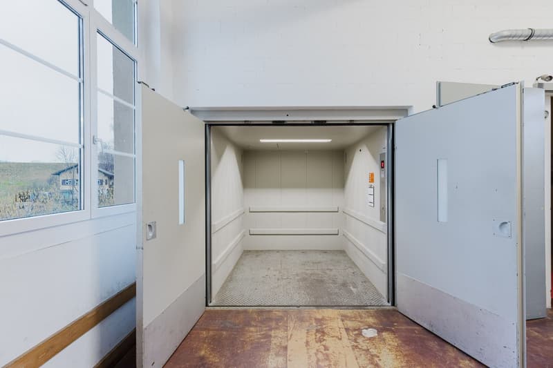 Practical commercial space with diverse usage possibilities for rent (7)