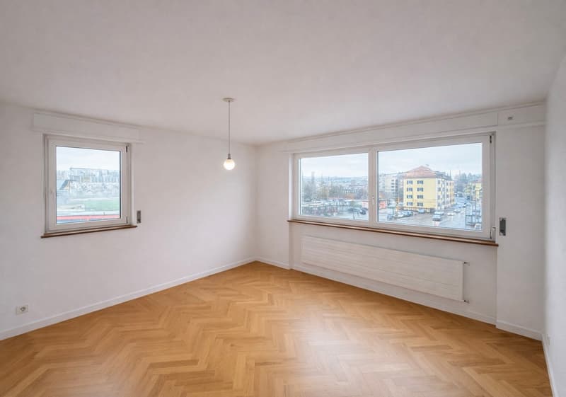empty room, wooden parquet floor, 2 windows, 2 radiators, ceiling light