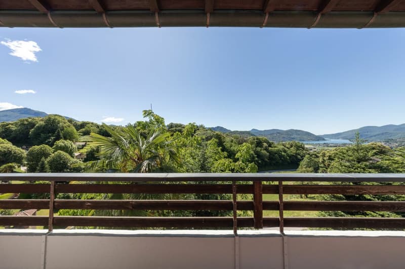 Große Villa mit drei Wohnungen, Pool und freier Aussicht (13)